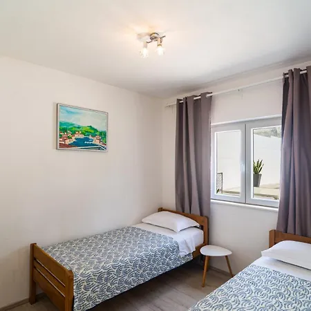Sea-views Brazza With Private Pool 아파트