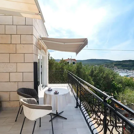 Sea-views Brazza With Private Pool Apartmán